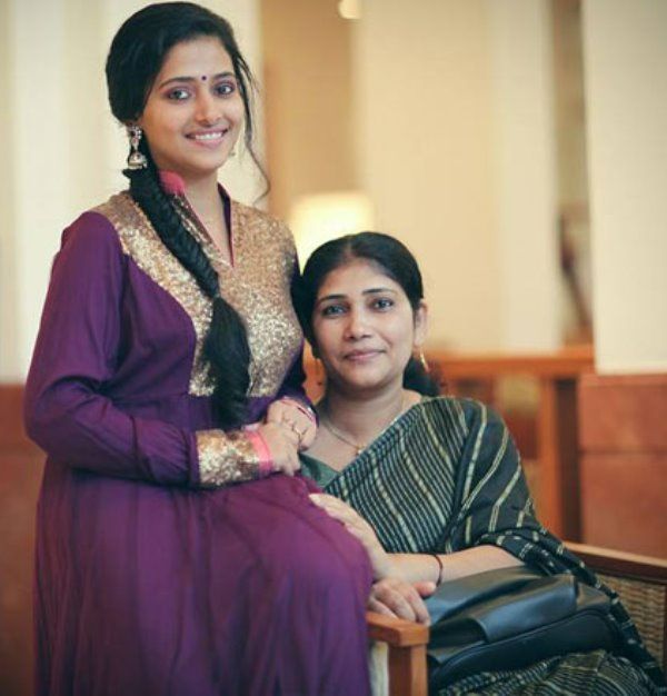 Anu Sithara with her mother