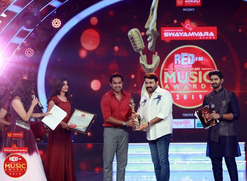 Asif Ali receiving the Best Performer of the Year Award from Mohanlal