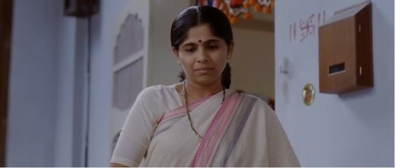 Atisha Naik as Mrs Bapat in a still from the Hindi film Wake Up Sid (2009)