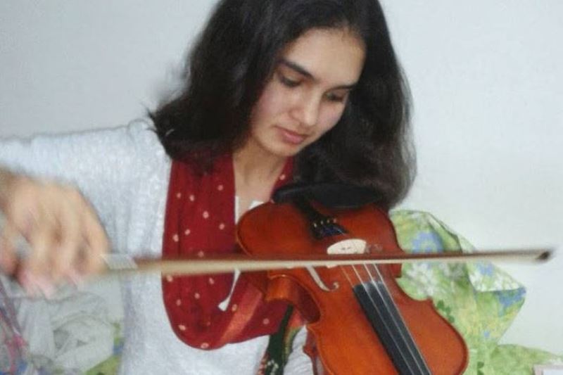 Avani Chaturvedi playing the violin
