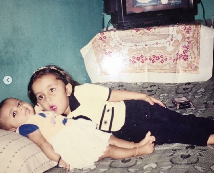 Childhood picture of Gopali with her sister Jhanvi