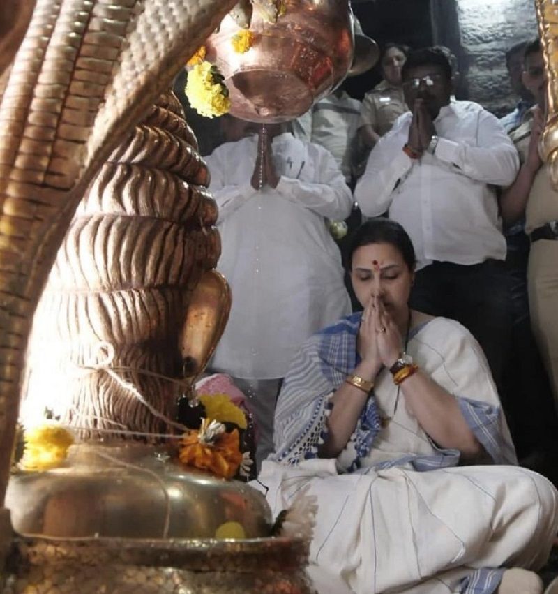 Chitra Wagh performing a Hindu ritual