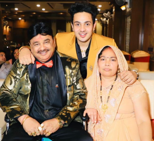 Diler Kharkiya with his parents