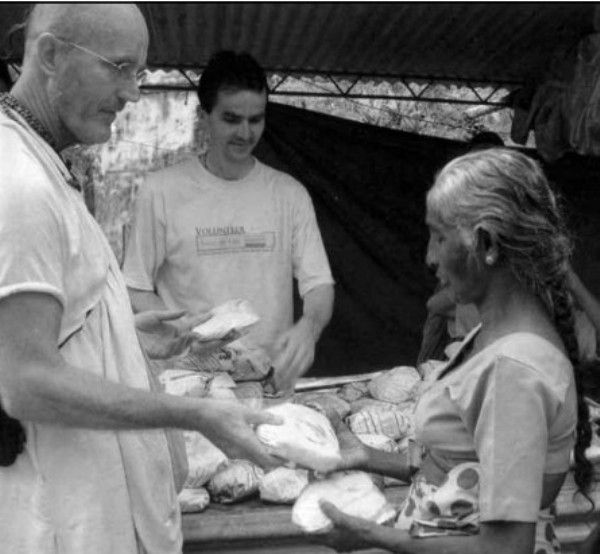 Indradyumna Swami donating food to Sri Lankan tsunami survivors