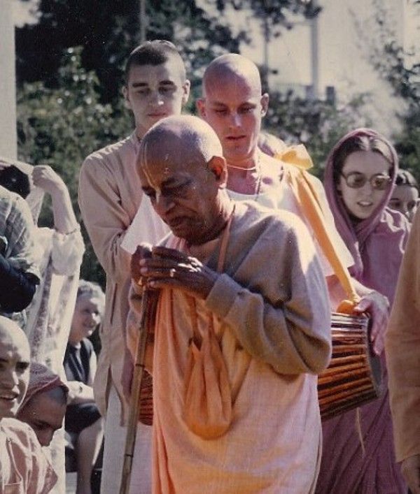 Indradyumna Swami (holdring mridanga drum) standing behind A. C. Bhaktivedanta Swami Prabhupada