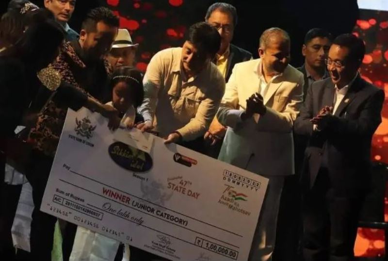 Jetshen Dohna Lama receiving cash prize of Rs 1 lakh