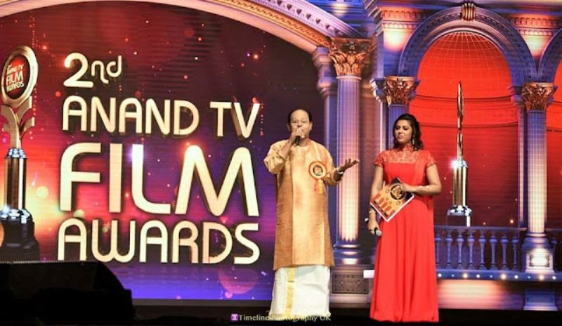 Jewel Mary as the host of the 2nd Anand TV Film Awards (2017) alongside Malayalam actor Innocent