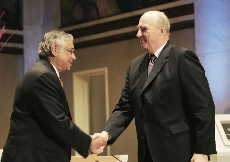 King Harald V of Norway congratulating S. R. Srinivasa Varadhan for winning the Abel Prize in 2007