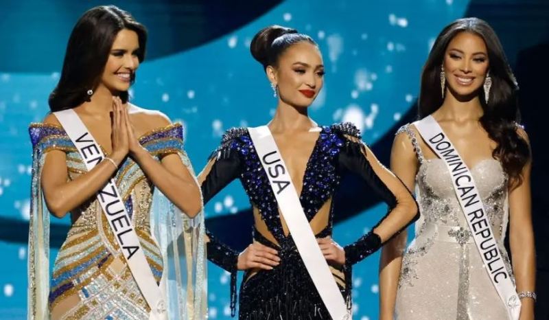 (L to R); Amanda Dudamel, R'Bonney Gabriel, and Andreína Martínez on stage for Miss Universe 2022 in New Orleans, USA