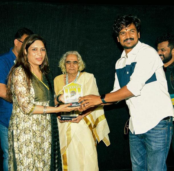 Lukman Avaran felicitated by the jury members for his performance in the Malayalam film Saudi Vellakka at the 53rd International Film Festival of India (IFFI) in Goa