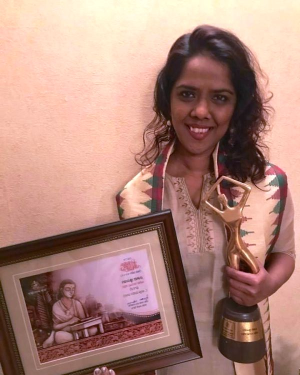 Mahalakshmi Iyer holding her Odisha State Award
