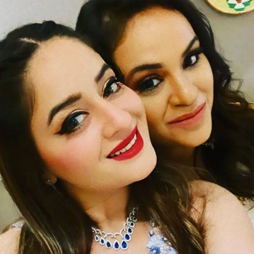 Mahhi Vij with her sister