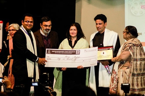 Manoj Bajpayee receiving Bihar Film Ratna Award