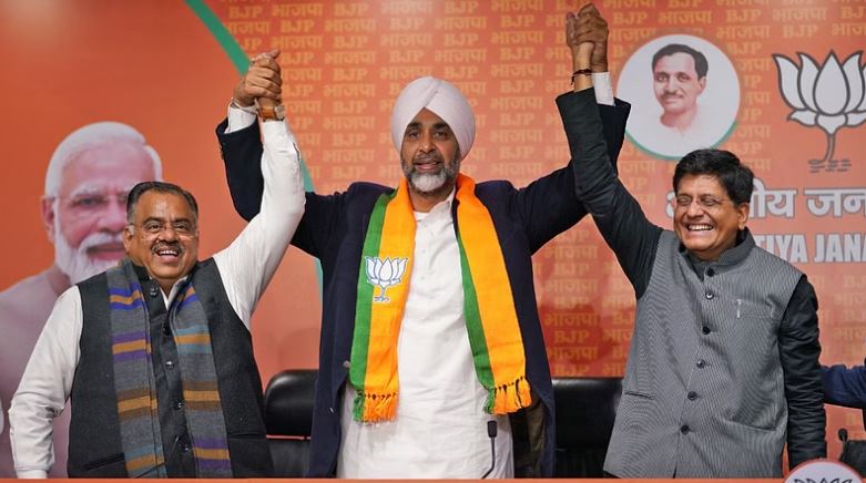 Manpreet Singh Badal with the Union Minister Piyush Goyal (right) and party national general secretary Tarun Chugh (left) at a press conference held by the BJP in Delhi for his joining