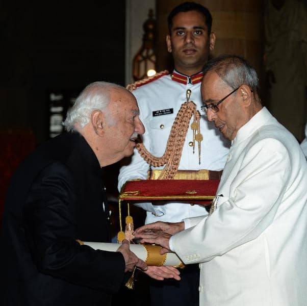 Pallonji Shapoorji Mistry receiving Padma Bhushan from President Pranab Mukherjee