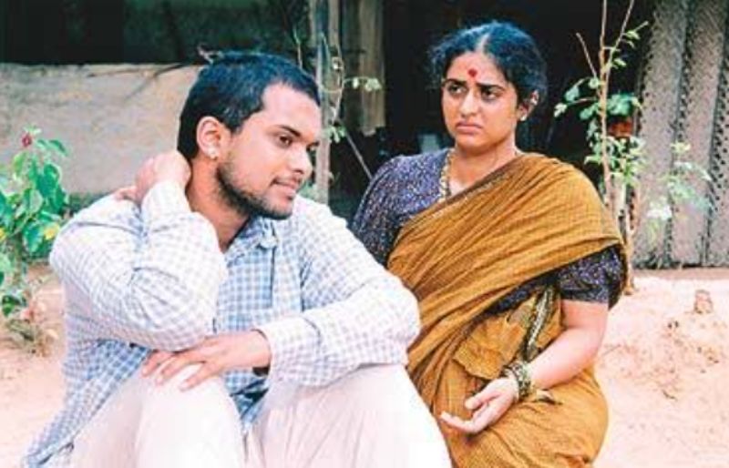 Pavitra Lokesh as Venkatalakshmi in a still from the Kannada film Naayi Neralu (2006)