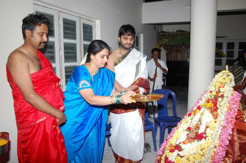 Pavitra Lokesh performing the Indian ritual of 'Aarti' with her husband, Suchendra Prasad (left), and brother, Aadhi Lokesh (right)