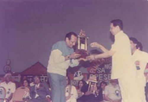 Pran receiving an award at Punjabi Kala Sangam