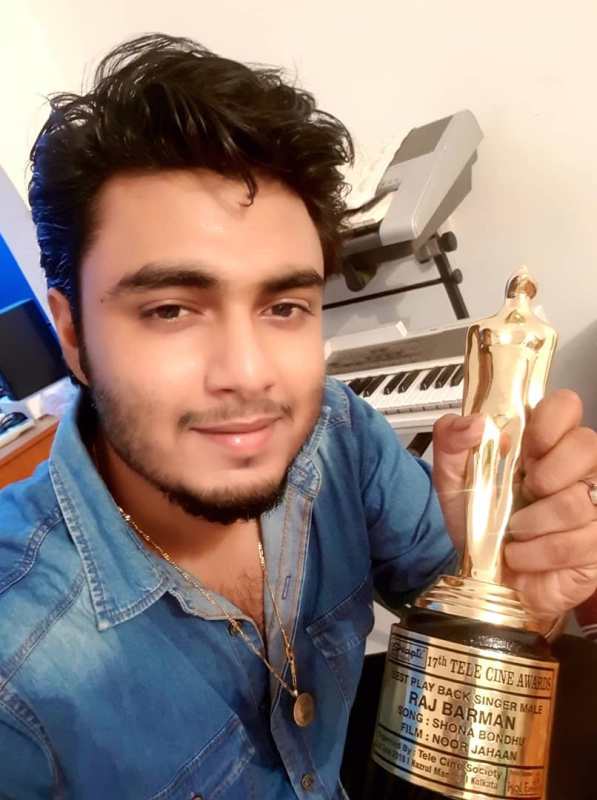 Raj Barman holding the Tele Cine Award for best playback singer for the song Shona Bondhu (2018)
