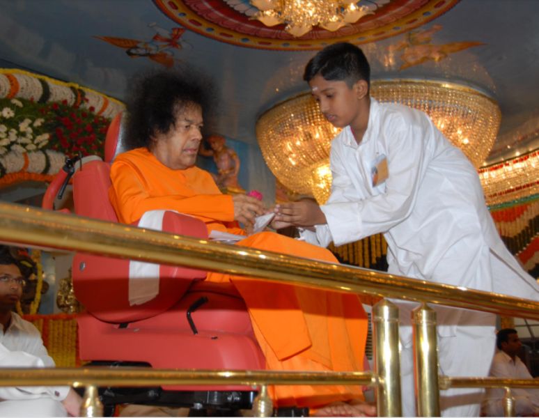 Sai Vignesh, seeking blessing from Sathya Sai Baba