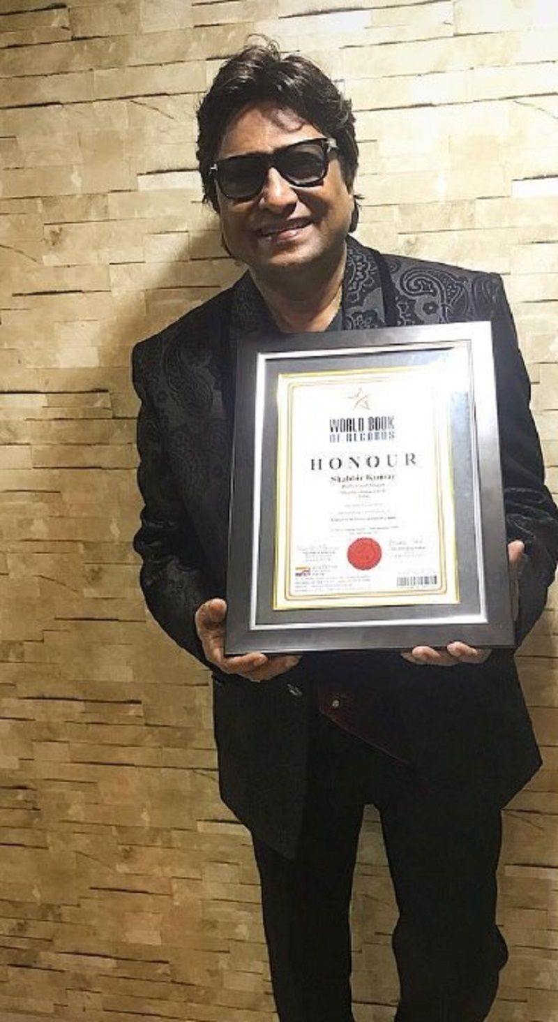 Shabbir Kumar posing with World Book of Record honour