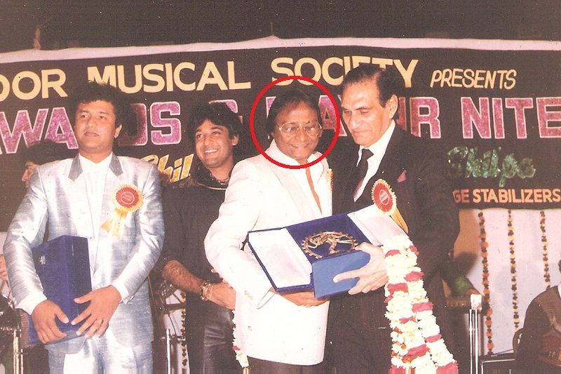 Shabbir Kumar receiving golden disc