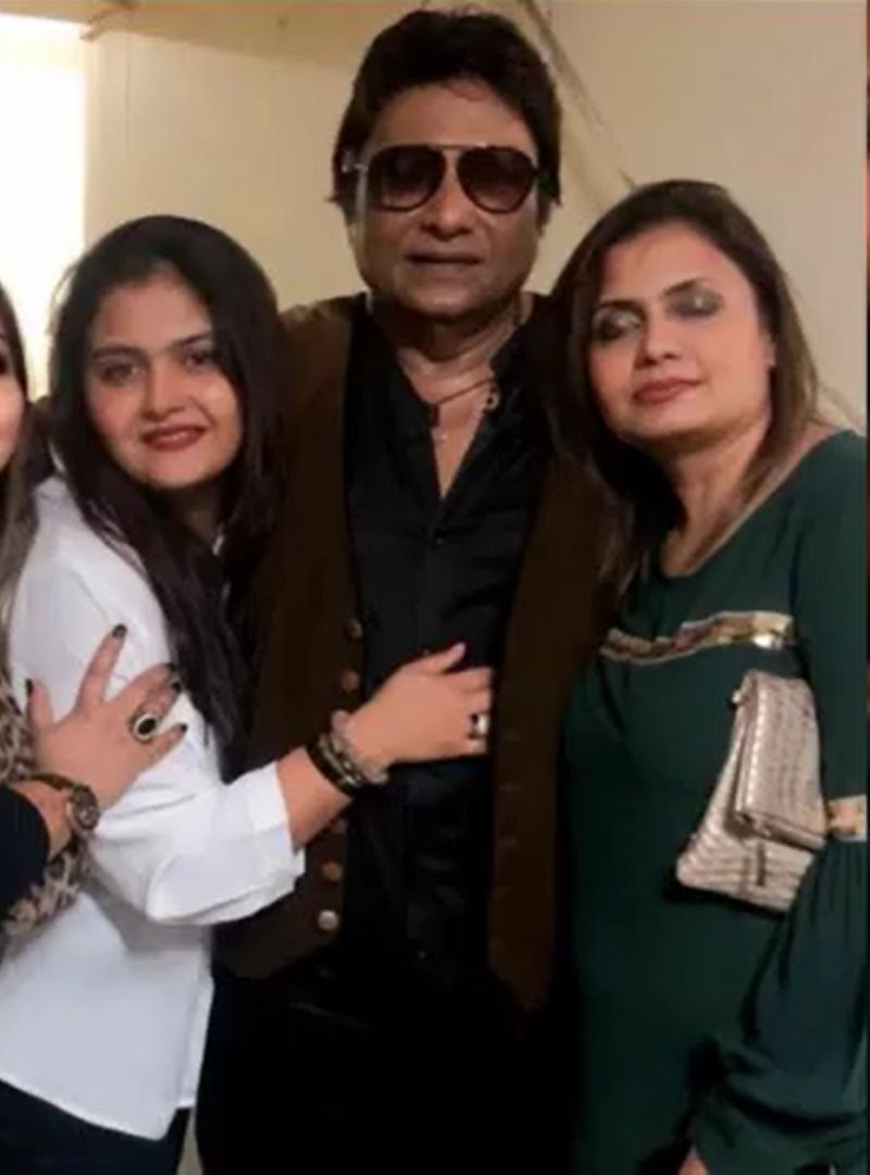 Shabbir Kumar with his daughters