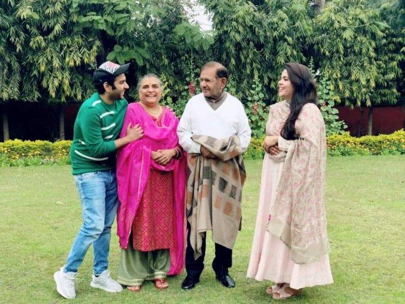 Sharad Yadav standing with his wife, son, and daughter