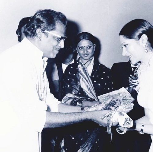 Simi Garewal receiving an award