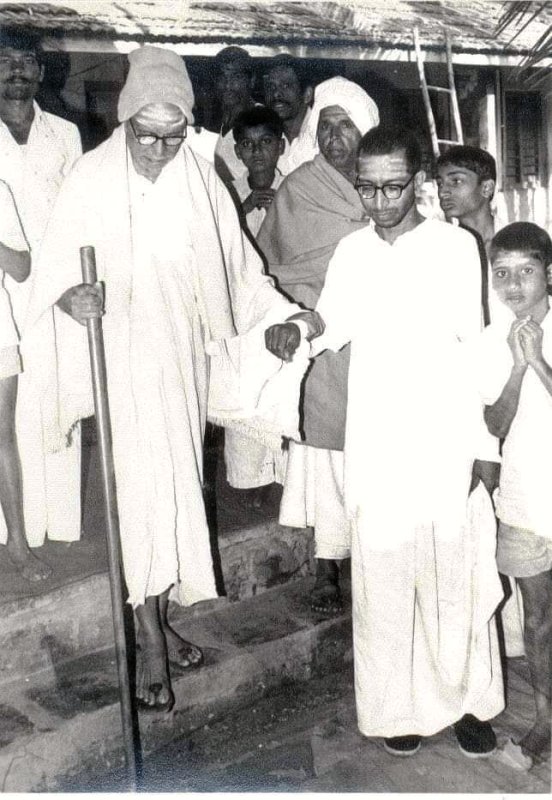 Sri Mallikarjuna Swamiji (left) holding Sri Siddheshwar Swami's hand