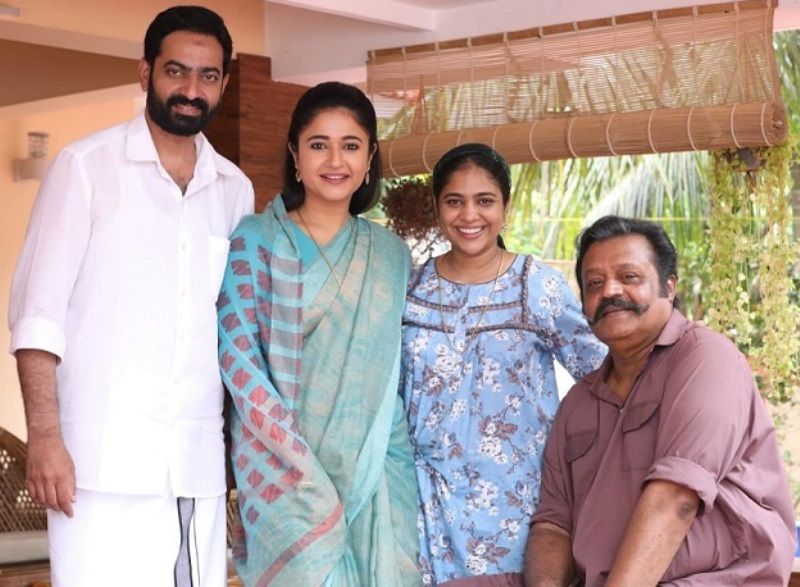 Srinda with the cast of Mei Hoom Moosa (location picture)