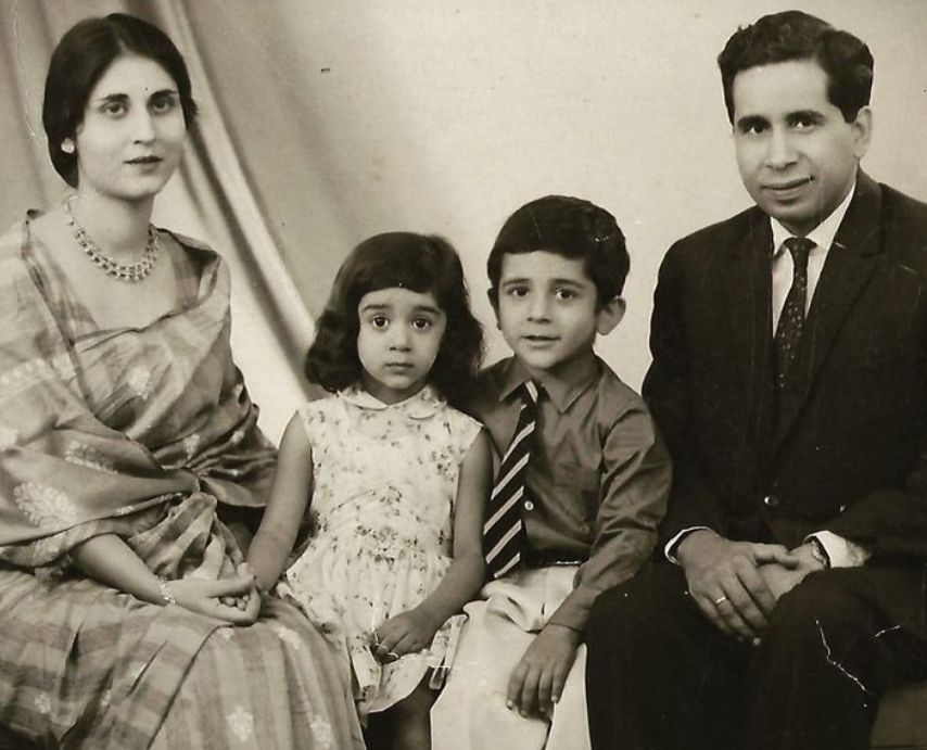 Vandana Luthra's childhood picture with her parents and brother