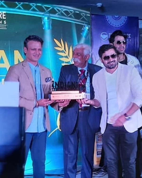 Vijay Kajla (extreme right) recieving the Indian Legend Award from Indian actor Vivek Oberoi at the Legend Awards 2020