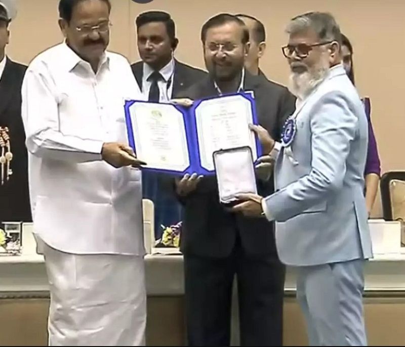 Vijay Kumar Arora receiving National Award