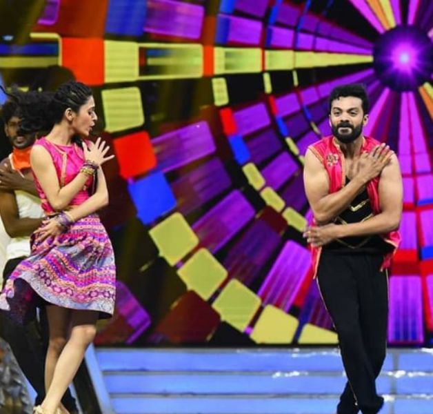 Vinoth Kishan with her choreographer, Narana Joshan, during a dance performance in the dance reality show Dance Jodi Dance season 3 (2019) on Zee Tamil