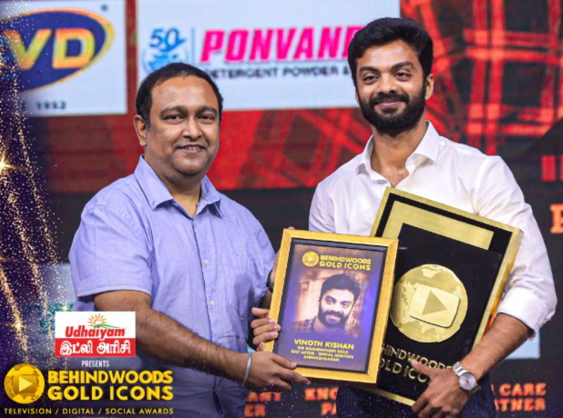 Vinoth Kishan posing with his Best Actor-Special Mention Award for the Tamil film Andhaghaaram at the Behindwoods Gold Icons Awards