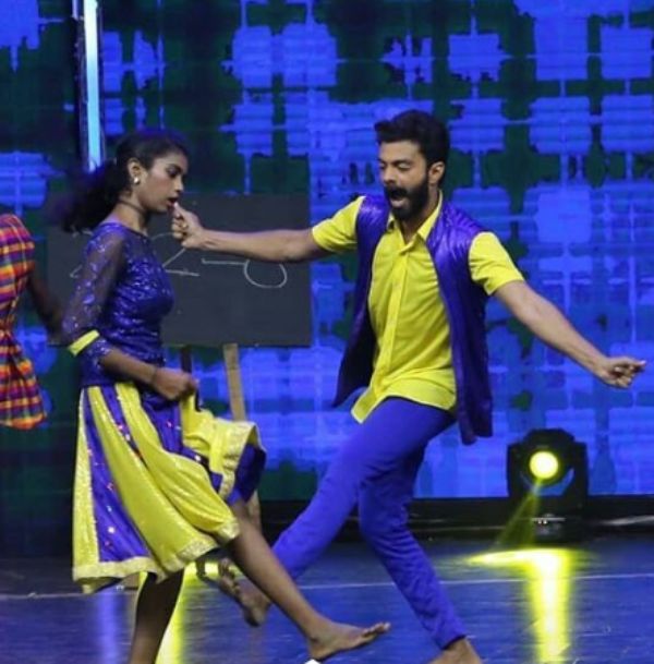 Vinoth Kishan with her choreographer Jessie, during a dance performance in the dance reality show Dance Jodi Dance season 2 (2017) on Zee Tamil