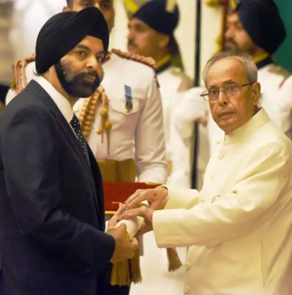A photo of Ajay Banga receiving the Padma Shri from President Pranab Mukherjee
