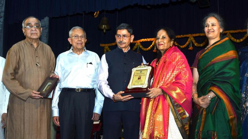 A photograph of Vani Jairam taken while receiving Bahavan's Legendary Award