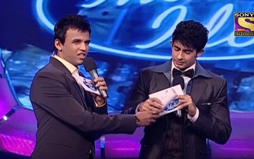 Abhijeet Sawant as a host in Indian Idol season 5