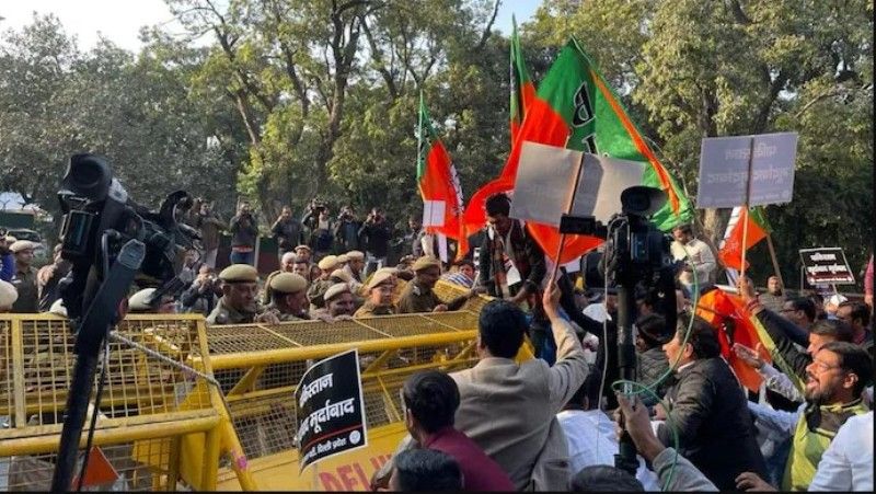 BJP workers protesting near Pakistan embassy in New Delhi against Bilawal Bhutto