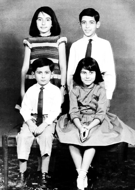 Benazir Bhutto (left-standing), Shahnawaz Bhutto (left-sitting), Mir Murtaza (right-standing), and Sanam Bhutto (right-sitting)
