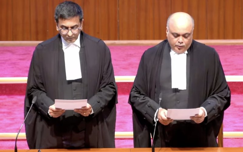 Chief Justice of India (CJI) D. Y. Chandrachud administering an oath to Justice Ahsanuddin Amanullah