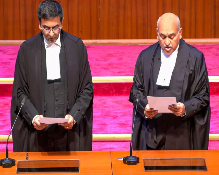 CJI DY Chandrachud administering the oath of office to Justice Pankaj Mithal as the Judge of Supreme Court of India in 2023