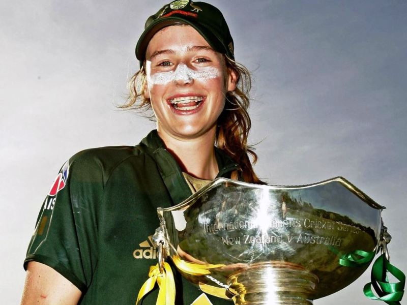 Ellyse Perry with the Rose Bowl