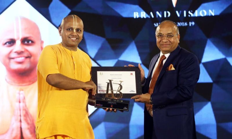 Gaur Gopal Das while receiving 'The Extraordinaire Spiritual Leader Award' at the Brand Vision Summit 2019