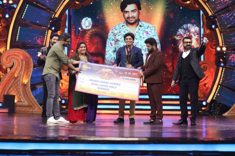 Harish Hiriyur receiving a cash prize of Rs. 5 lakhs on winning Comedy Khiladigalu- Season 4