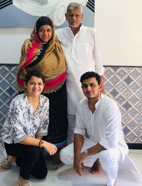 Humaira Kazi (sitting, left_ with her mother, Shabana Kaazi(standing, left), father, Zameer Kaazi (right, standing), and brother, Muzammil Kaazi (sitting, right)