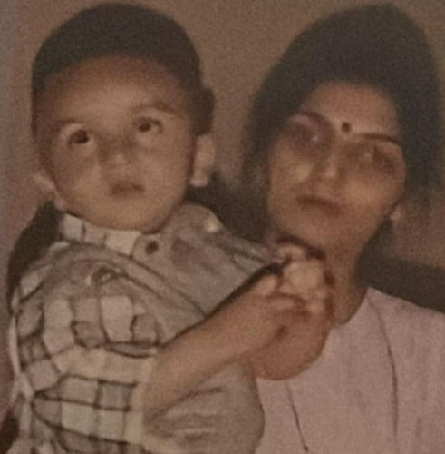 Ishaan Dhawan's childhood picture with his mother