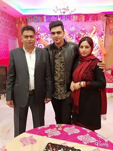 Kashish Thakur Pundir with his parents